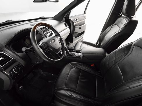 Used 2019 Ford Explorer Platinum image 12