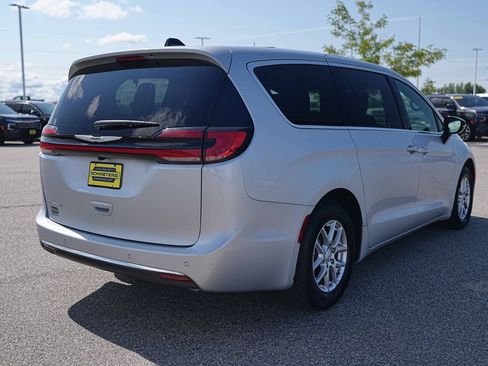 Used 2026 Chrysler Pacifica Select FWD image 6