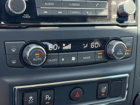 Used 2023 Nissan Titan SV w/ SV Convenience Package RWD image 18