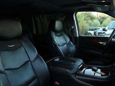Used 2017 Cadillac Escalade ESV Premium Luxury RWD image 27