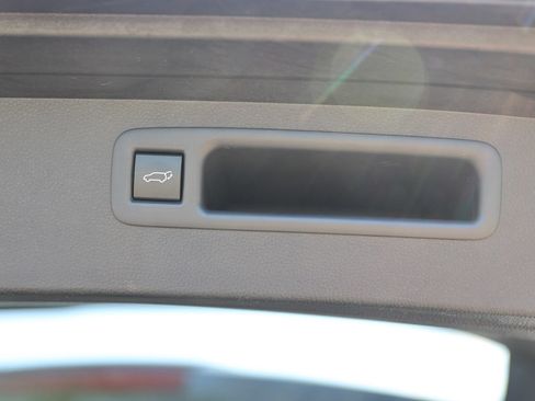 Used 2020 Toyota Highlander XLE AWD/4WD image 18