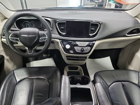 Used 2022 Chrysler Pacifica Touring-L AWD/4WD image 3