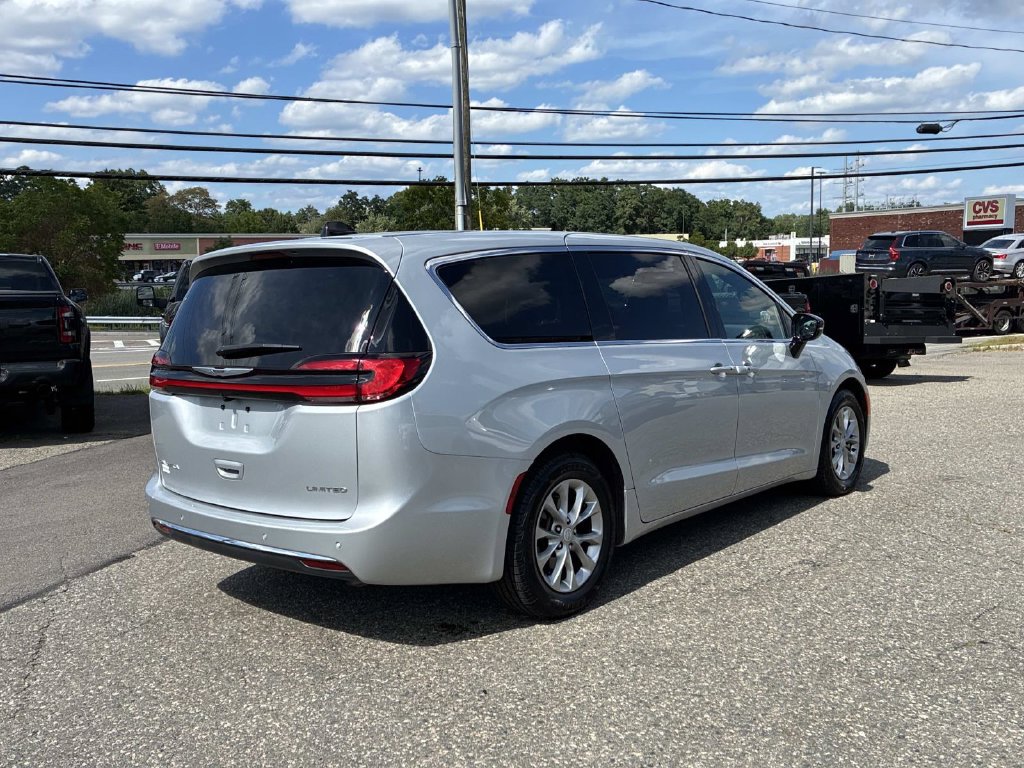 Used 2026 Chrysler Pacifica Limited FWD image 7