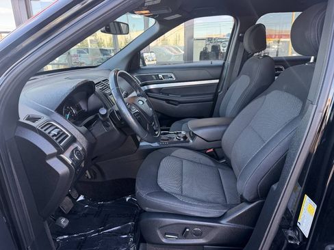 Used 2017 Ford Explorer XLT w/ Equipment Group 201A AWD/4WD image 12