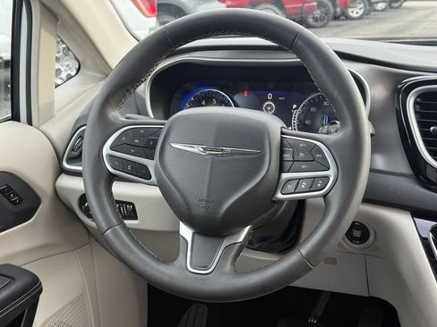 Used 2024 Chrysler Pacifica Touring-L FWD image 14
