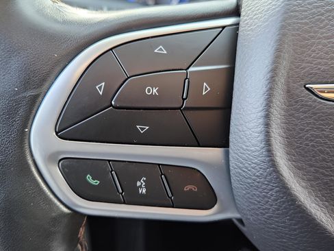 Used 2020 Chrysler Pacifica Touring-L image 17