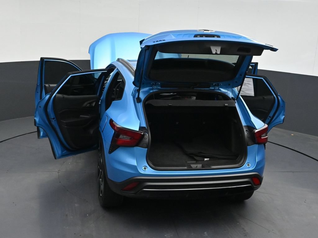 Used 2025 Chevrolet Trax RS w/ Sunroof Package FWD image 32