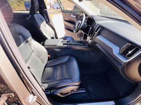 Used 2020 Volvo XC60 T5 Momentum w/ Protection Package Premier image 19