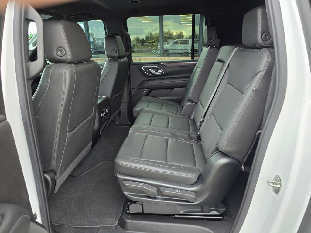 Used 2022 Chevrolet Suburban LT w/ Luxury Package AWD/4WD image 18