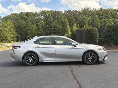 Used 2022 Toyota Camry SE FWD image 5