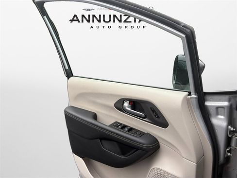 Used 2024 Chrysler Pacifica Touring-L image 28