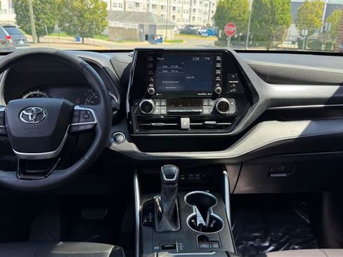 Used 2022 Toyota Highlander XSE FWD image 27