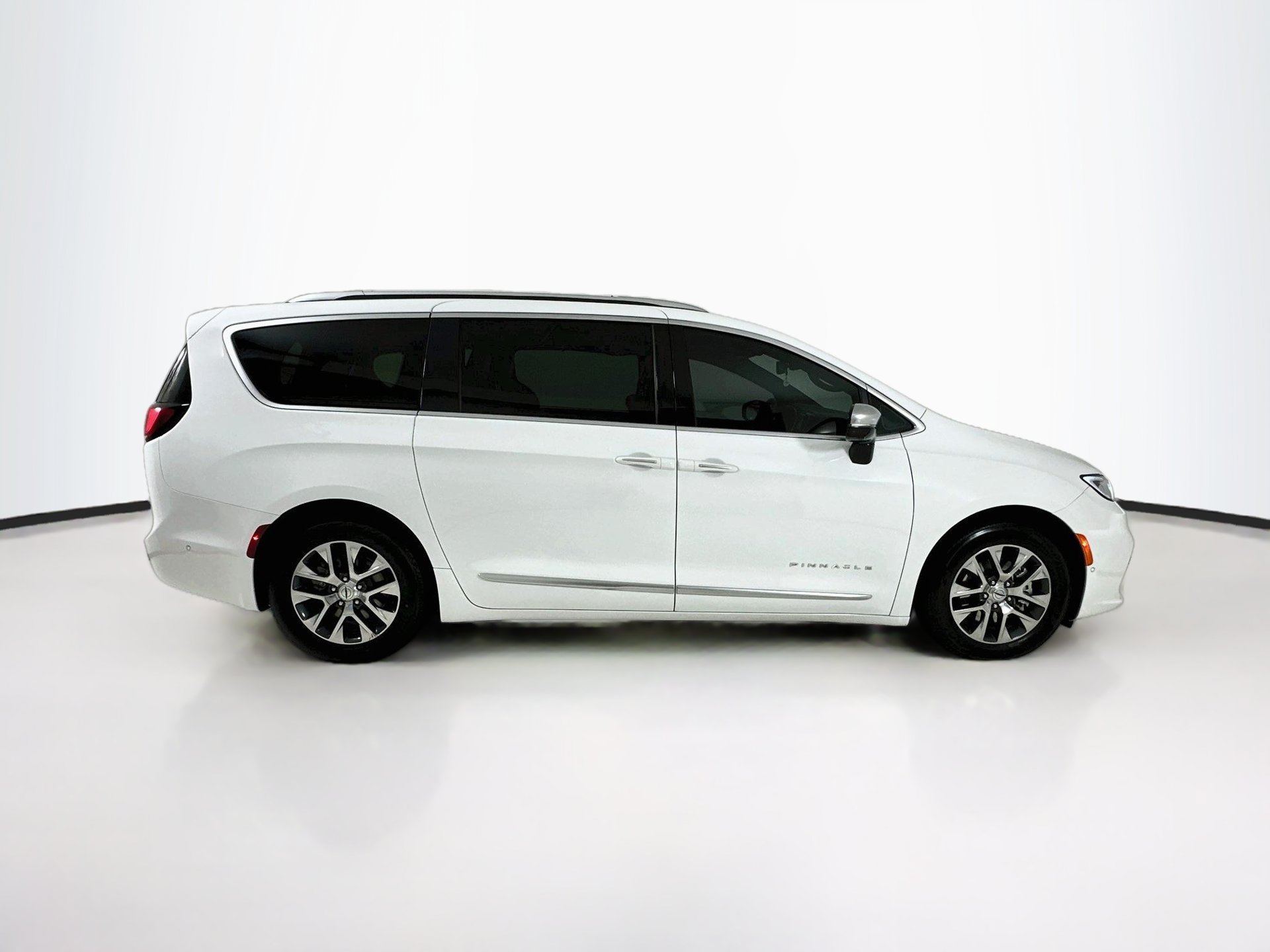 Used 2023 Chrysler Pacifica Pinnacle FWD image 9
