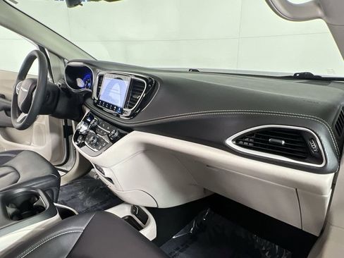 Used 2024 Chrysler Pacifica Touring-L AWD/4WD image 28
