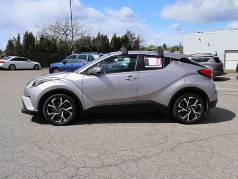 Used 2018 Toyota C-HR XLE FWD image 9