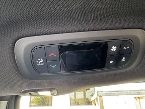 Used 2025 Chrysler Pacifica Limited FWD image 26