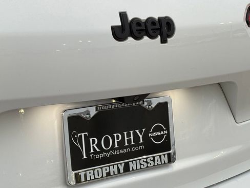 Used 2023 Jeep Grand Cherokee L Laredo RWD image 11