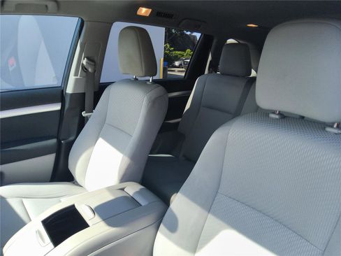 Used 2018 Toyota Highlander LE FWD image 17