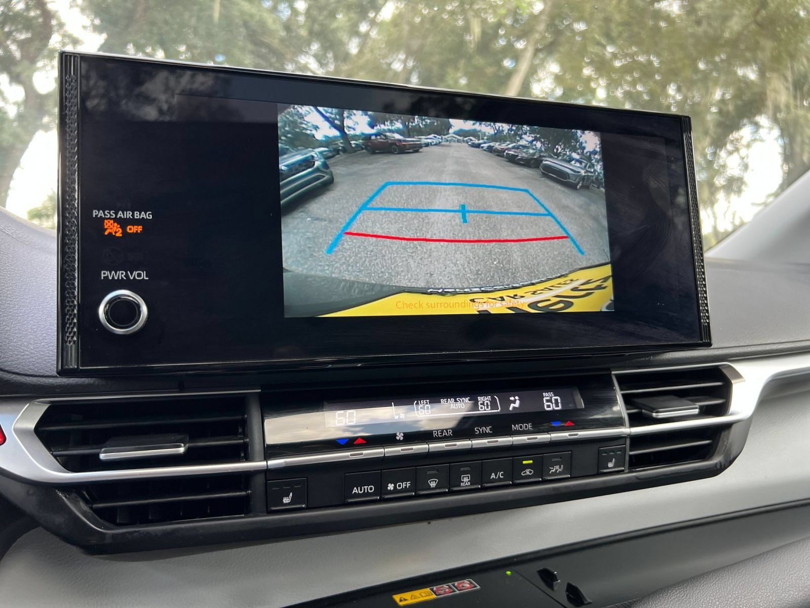 Used 2025 Toyota Sienna XLE FWD image 16