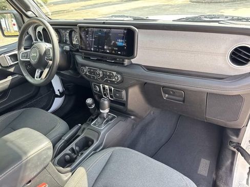Used 2025 Jeep Wrangler Unlimited Sahara AWD/4WD image 18