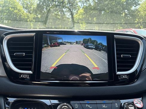 Used 2025 Chrysler Pacifica Select FWD image 15
