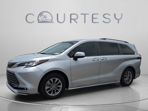 Certified 2021 Toyota Sienna XLE FWD image 1