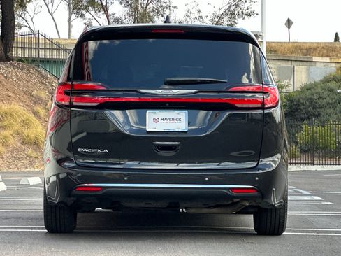 Used 2023 Chrysler Pacifica Touring-L FWD image 4