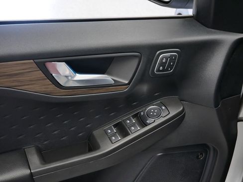 Used 2020 Ford Escape Titanium image 8