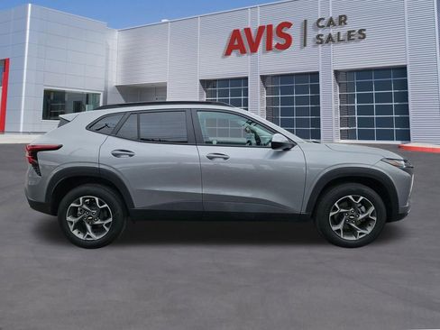 Used 2025 Chevrolet Trax LT w/ LT Convenience Package FWD image 7
