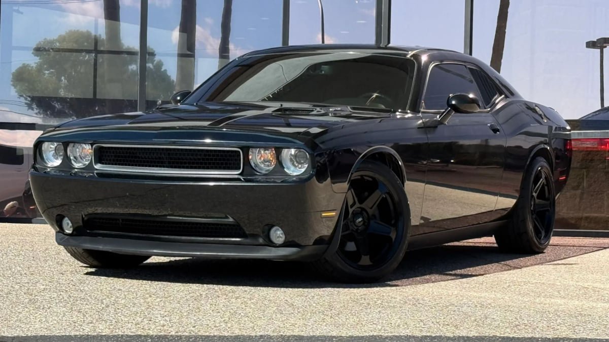Used 2013 Dodge Challenger R/T RWD image 2
