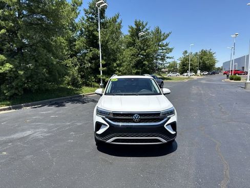 Used 2023 Volkswagen Taos SE w/ Panoramic Sunroof Package FWD image 7