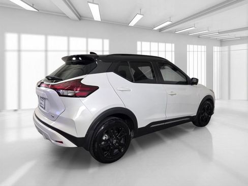 Used 2022 Nissan Kicks SR w/ Premium Package FWD image 8