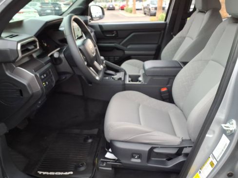 Certified 2025 Toyota Tacoma SR5 AWD/4WD image 15