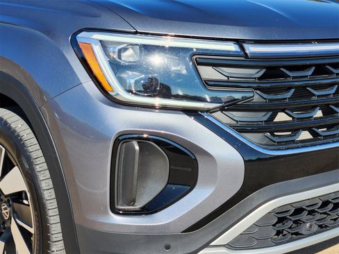 Used 2025 Volkswagen Atlas Cross Sport SE image 9