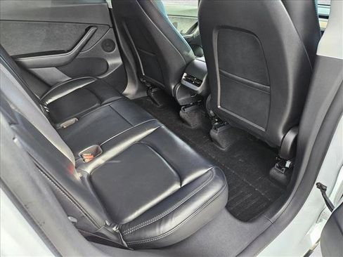 Used 2021 Tesla Model Y Long Range image 18