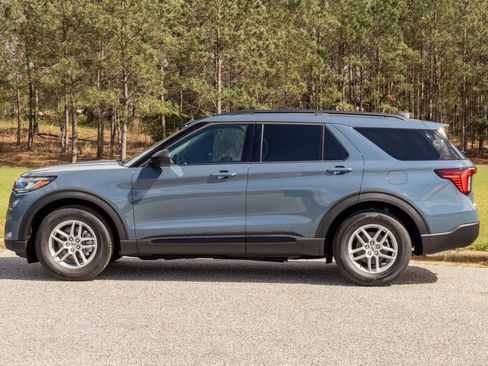 New 2026 Ford Explorer Active RWD image 8