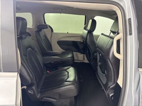 Used 2023 Chrysler Pacifica Touring-L image 19