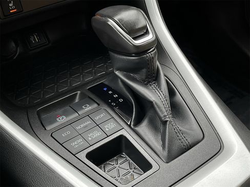 Used 2023 Toyota RAV4 XLE Premium image 17