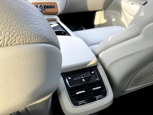 Used 2021 Volvo XC90 T6 Momentum w/ Protection Package Premier image 32