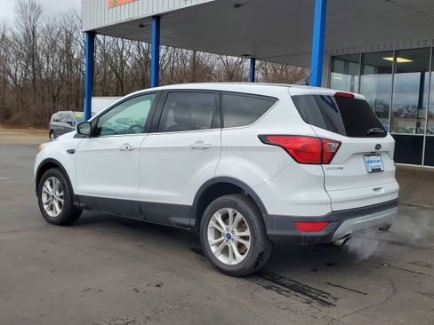 Used 2019 Ford Escape SE image 3