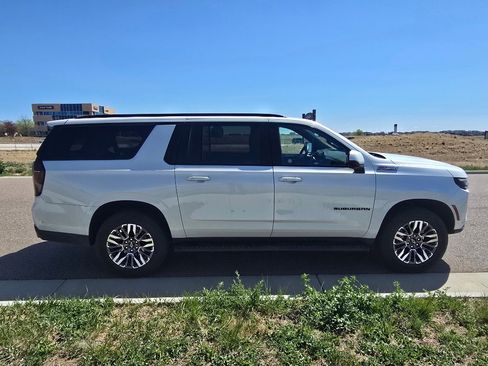 Used 2025 Chevrolet Suburban Z71 image 6