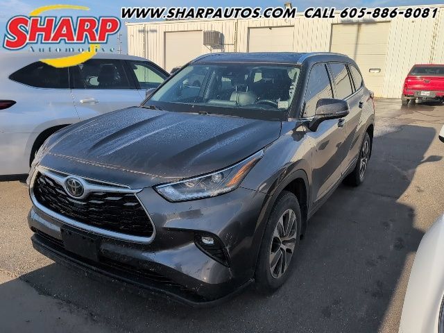 Used 2021 Toyota Highlander XLE AWD/4WD image 1