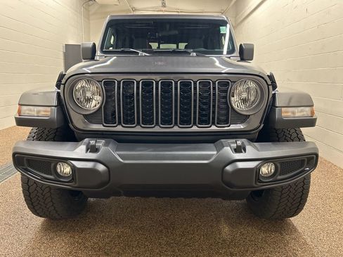Used 2024 Jeep Gladiator Sport AWD/4WD image 5