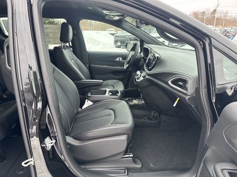 New 2026 Chrysler Pacifica Select image 26