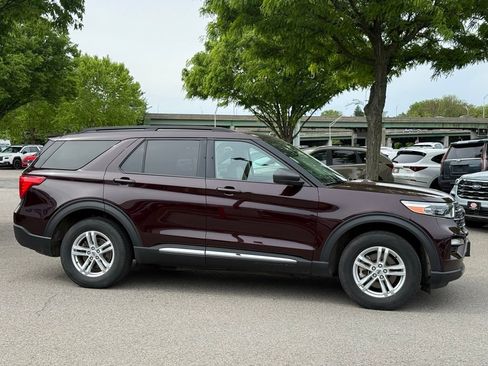 Used 2022 Ford Explorer XLT w/ Equipment Group 202A AWD/4WD image 5