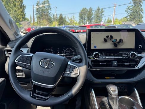 Used 2026 Toyota Highlander Platinum AWD/4WD image 24