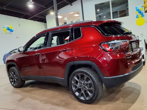 Used 2021 Jeep Compass Latitude w/ Sun and Sound Group AWD/4WD image 4