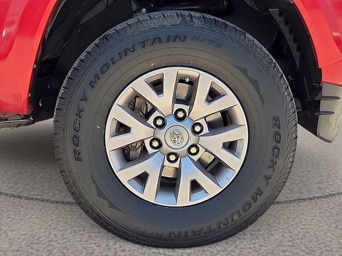 Used 2017 Toyota Tacoma SR5 w/ Tow Package RWD image 8