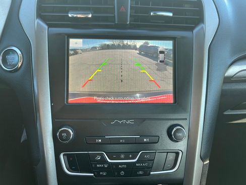 Used 2020 Ford Fusion SE image 29