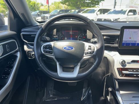 Used 2023 Ford Explorer XLT w/ Equipment Group 202A AWD/4WD image 16